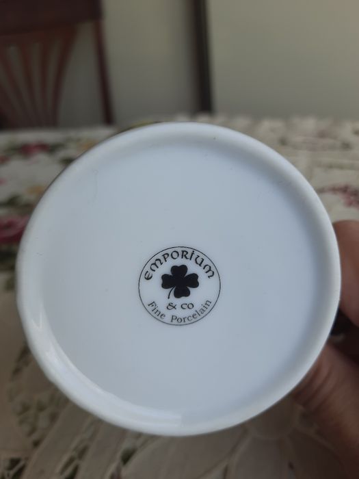 Фарфоровые тарелки, салатники, чайные пары
