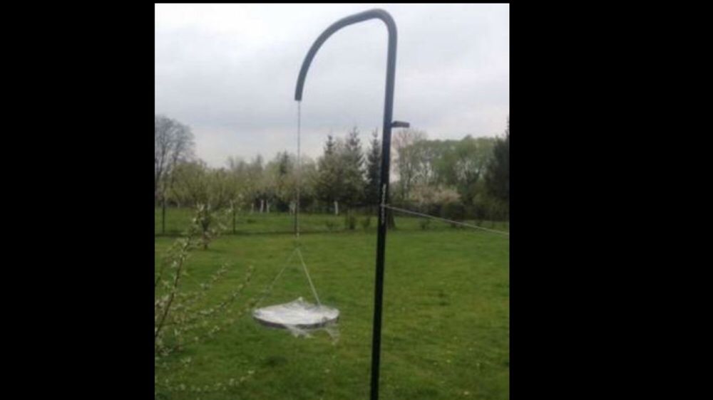 Grill wiszący na rurze giętej- ogród, działka