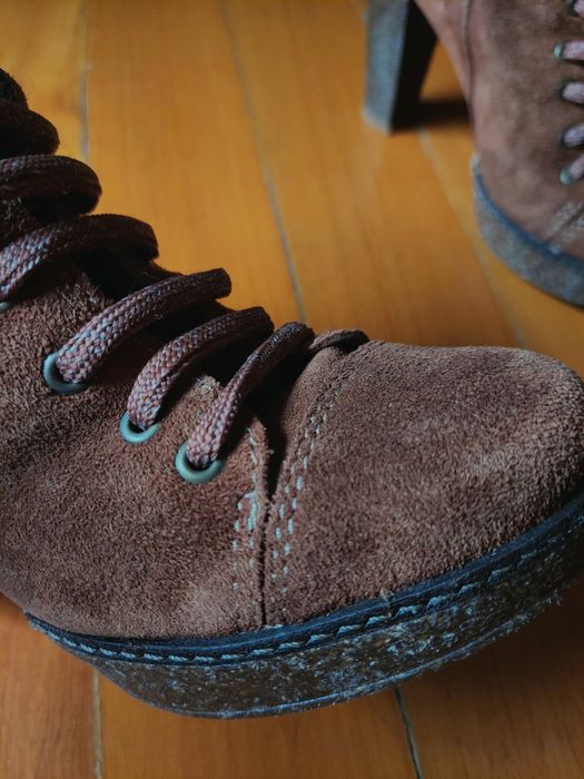 Botins castanhos de salto alto
