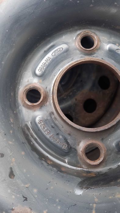 opony zimowe z felgami 195/65 r15  bieżnik 8 mm komplet ford +kołpaki