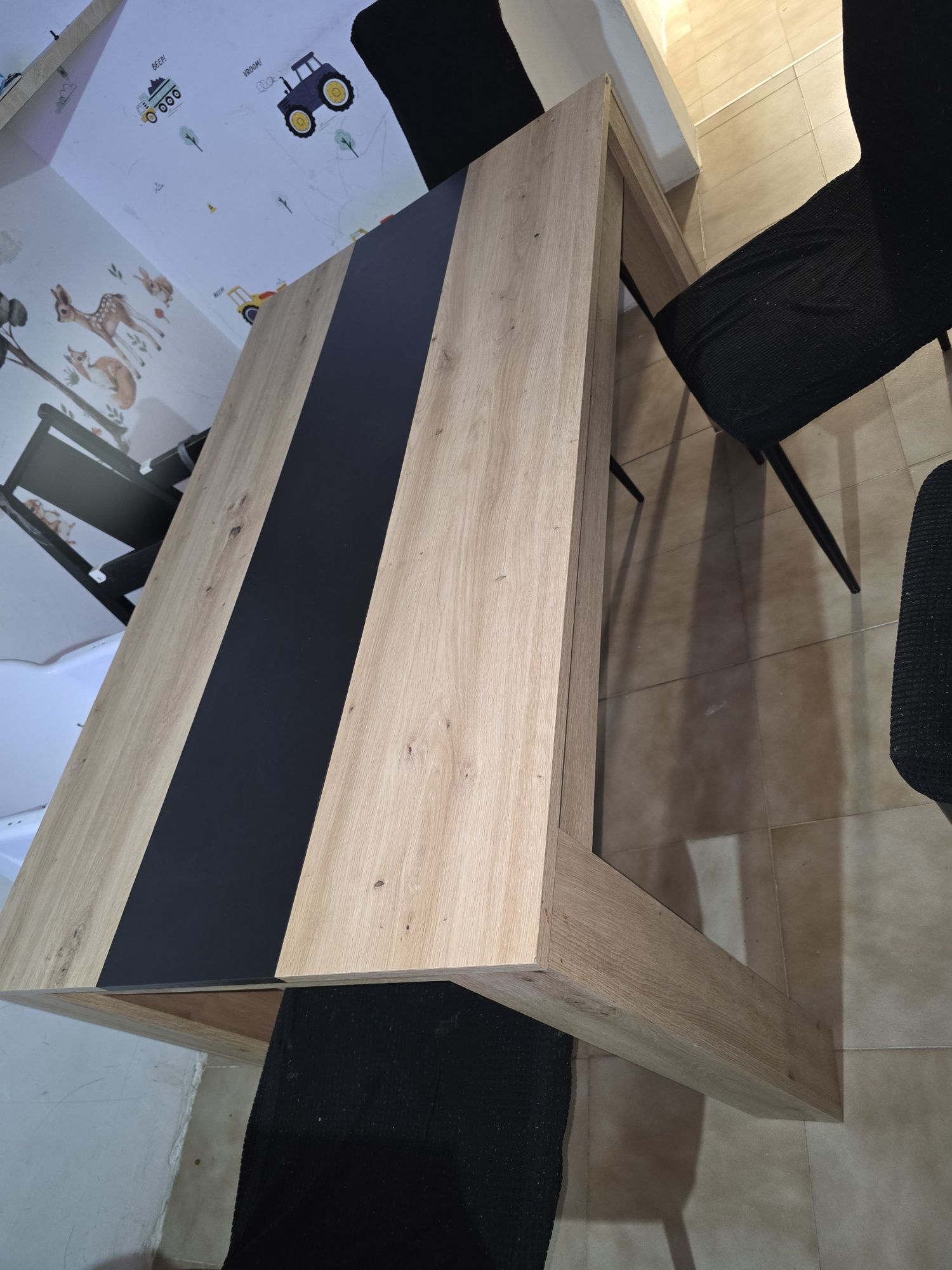 Mesa de jantar ,sem cadeiras.