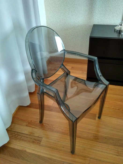 Cadeira Acrílico, cor castanha, transparente