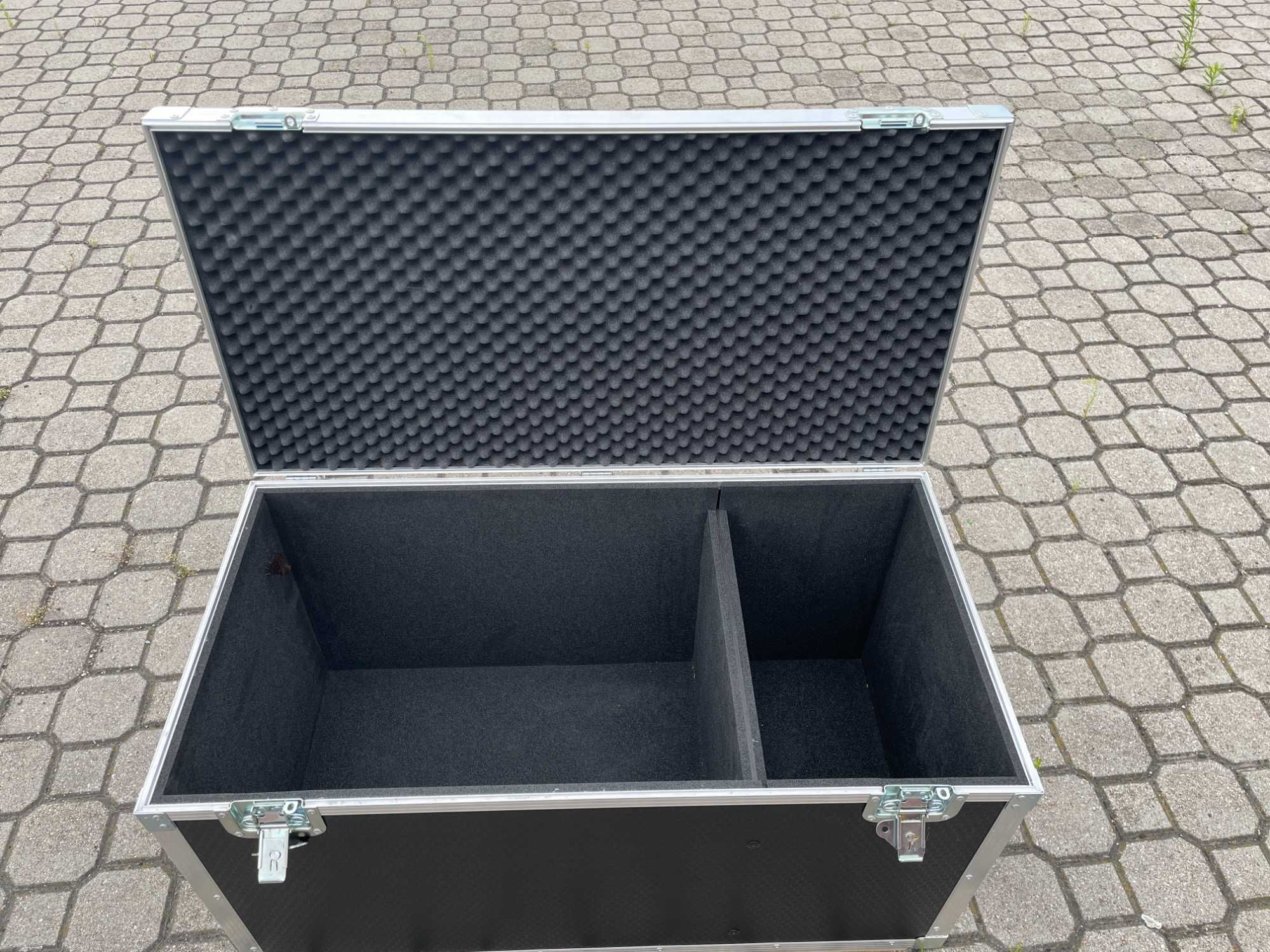 Case - Skrzynia na sprzęt o wymiarach 48cm. x 47cm.x92cm. waga 17,4 kg