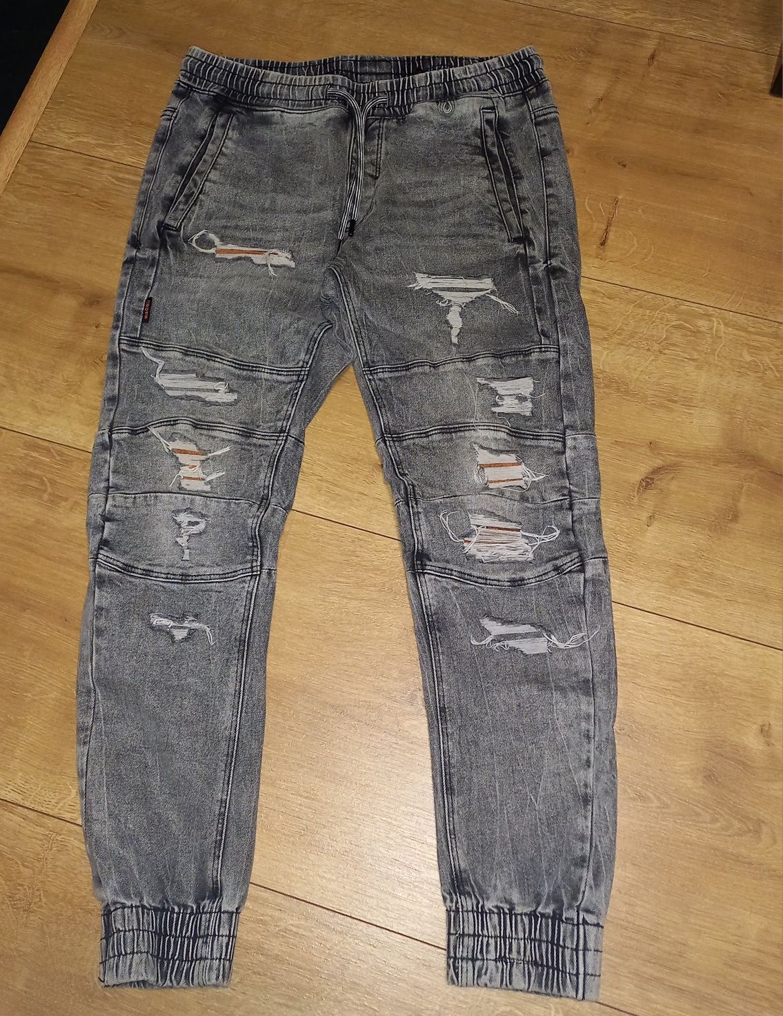 Spodnie Jogger Cropp