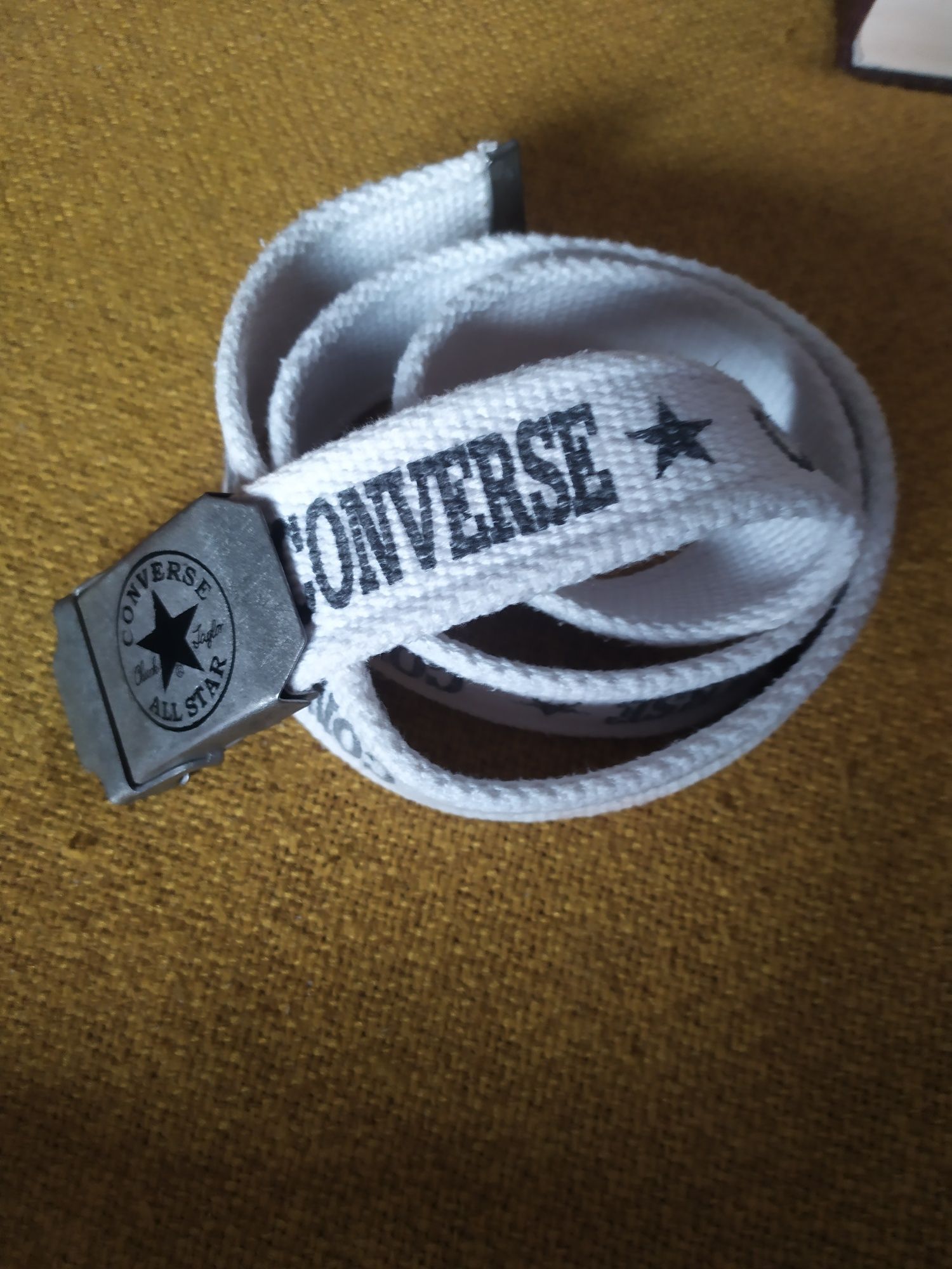 Pasek biały materiałowy Converse długość 109 cm.