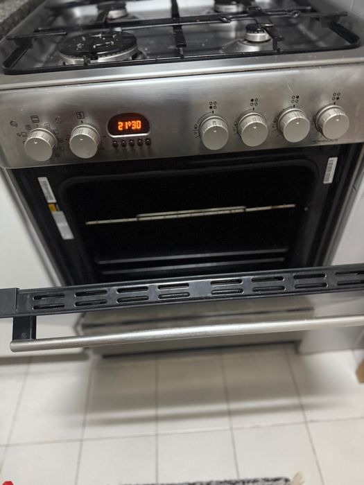 Fogão Hotpoint Ariston 59L aço inoxidável 4 placas gás