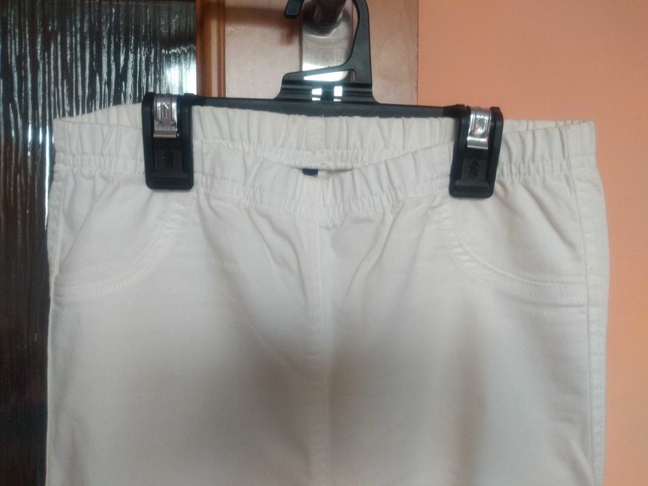 Białe spodnie damskie z dziurami r. S