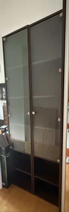 Regał z półkami i przeszkloną górą