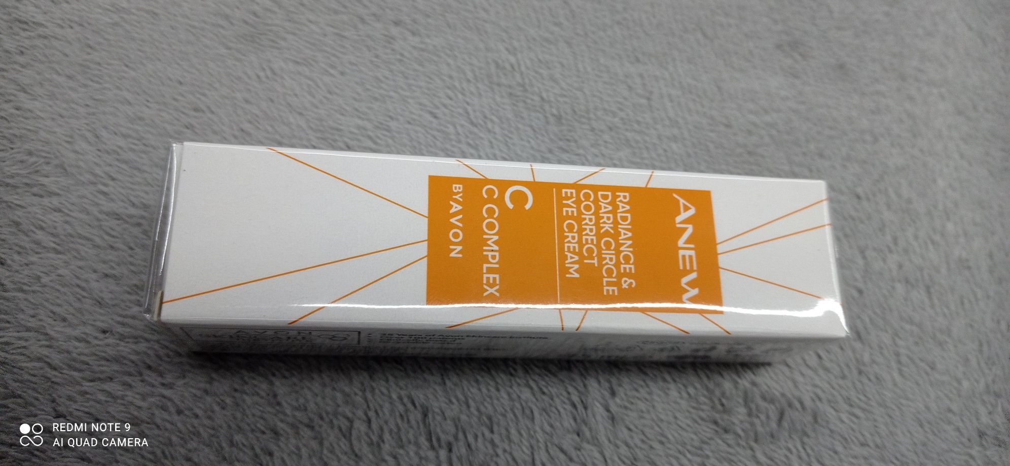 Rozświetlający krem pod oczy Avon Anew C Complex