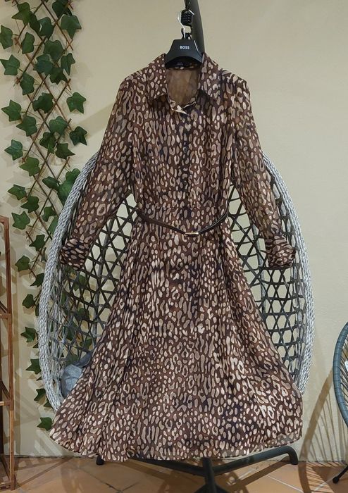 Vestido camiseiro com estampado de leopardo e cinto
