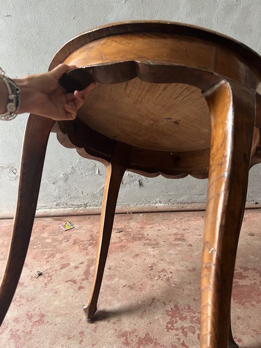 Mesinha antiga em bom estado