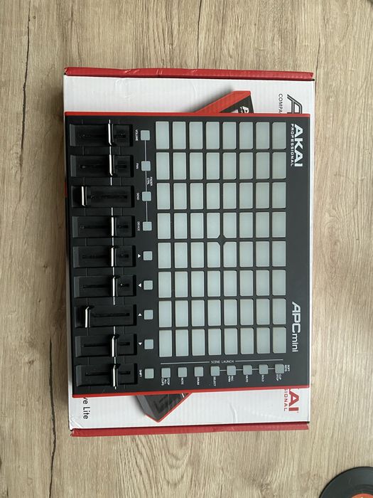 Akai apc mk2 міді контроллер