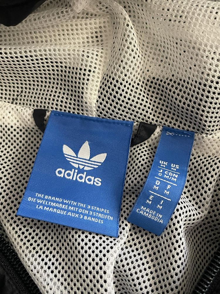 Kurtka wiatrówka Adidas M szwedka czarno-biała logowana z kapturem