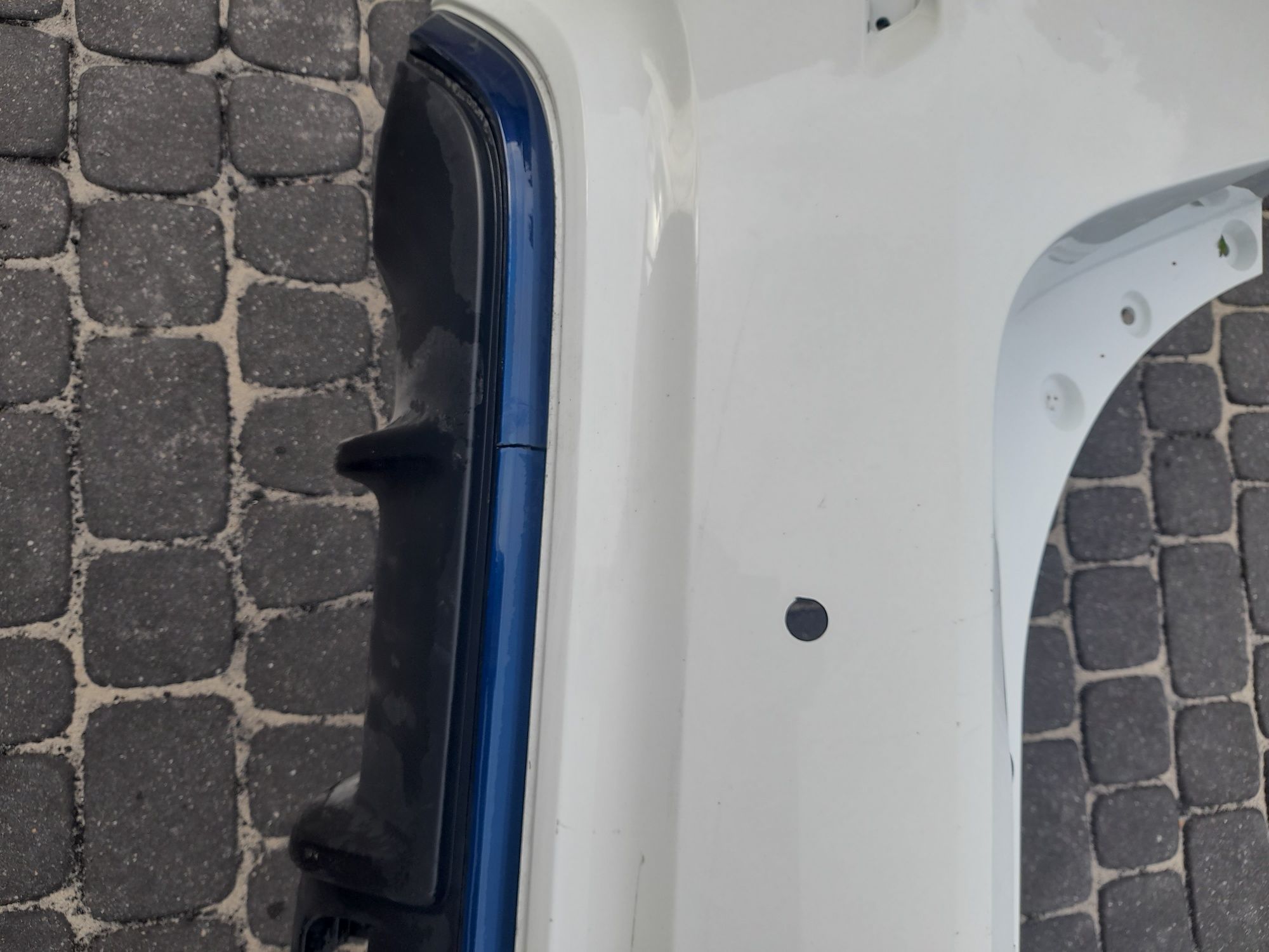 Tylni zderzak Nissan Leaf II 2021 biały oryginalny lekko pekniety