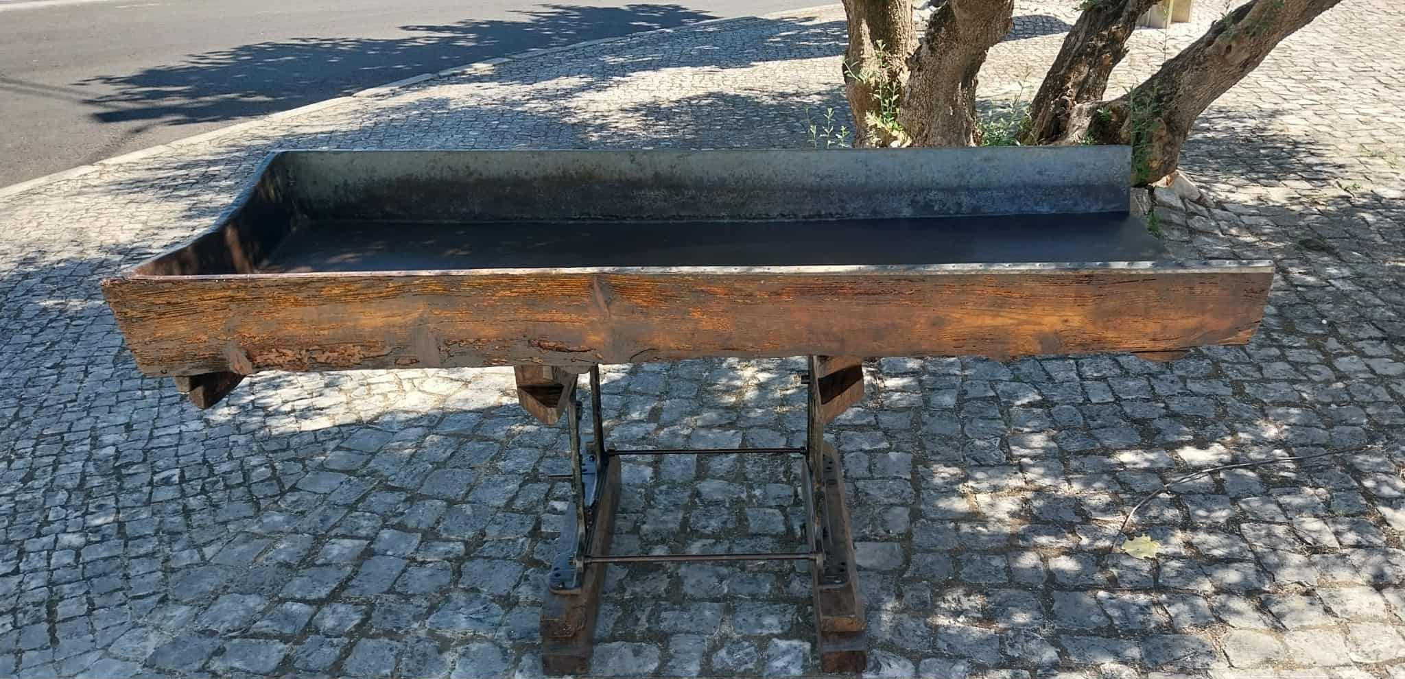 Antiga Mesa de Salão (levando respetivo Vidro) em Ambientes Rústicos?