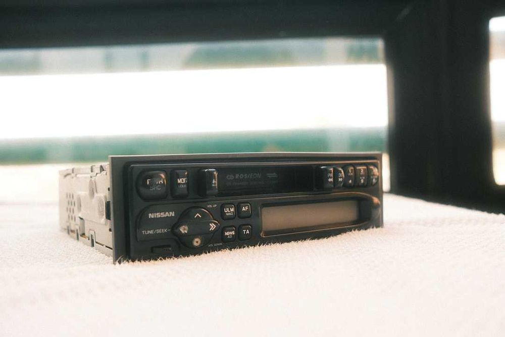 Autorádio Clarion PN-1580 Nissan Patrol, gaveta e colunas originais