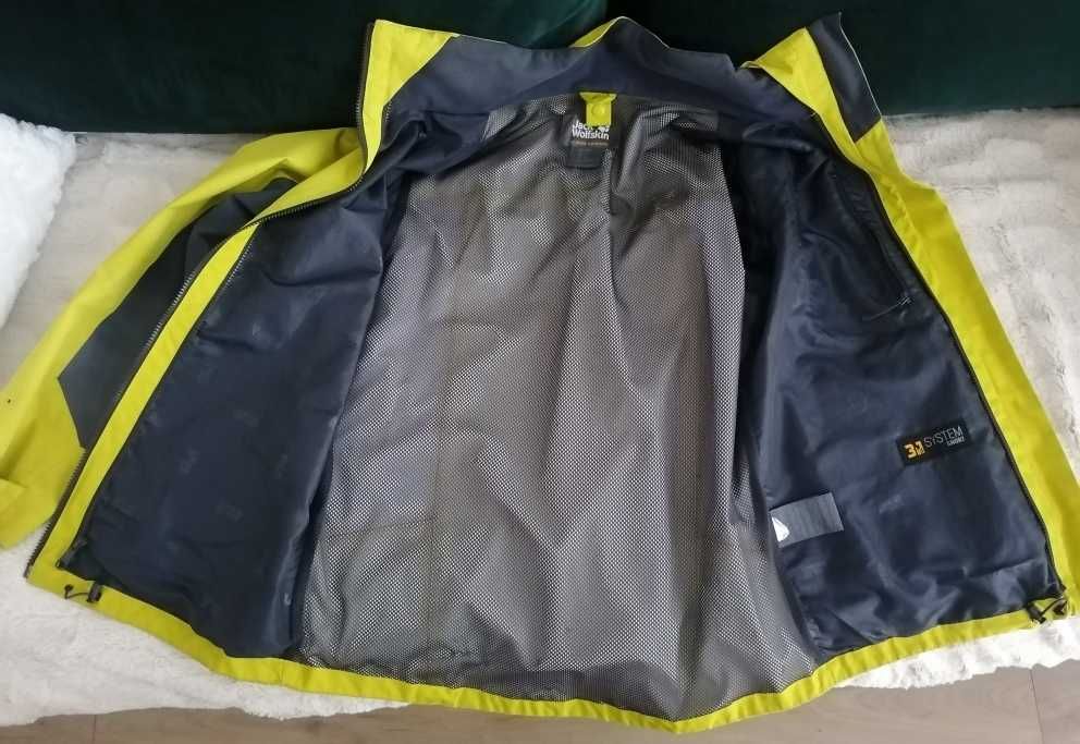 Kurtka typu hardshell specjalistycznej marki Jack Wolfskin.