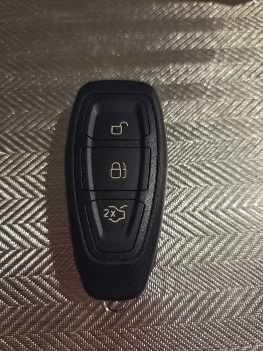 pilot do zdalnego sterowania zamkiem centralnym samochodu marki Ford.