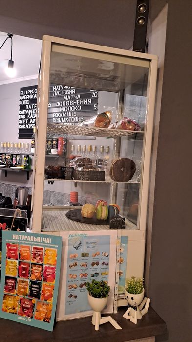 Розпродаються меблі та техніка з кав'ярні