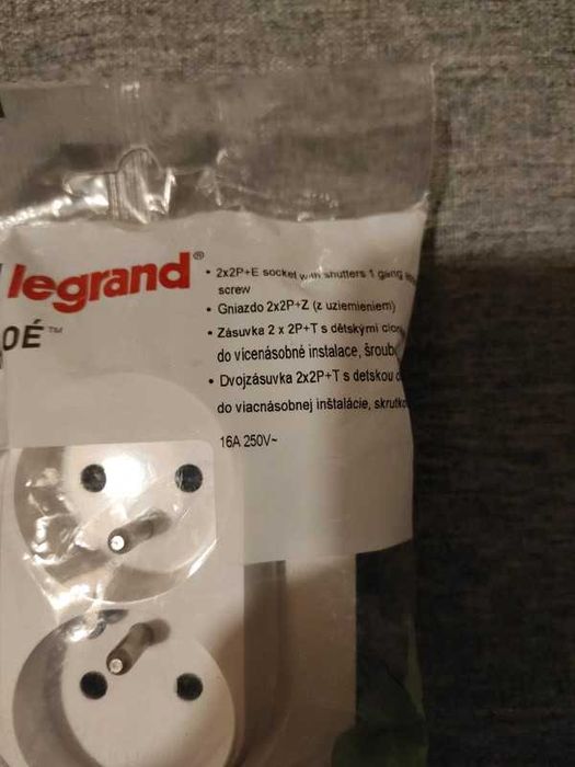 Legrand niloe gniazdo 2x2p +z ( z uziemniem) gniazdko białe