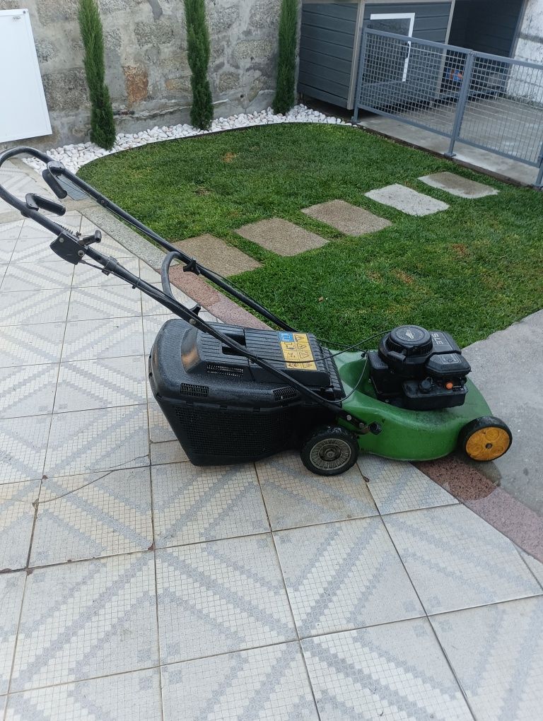 Máquina de cortar relva