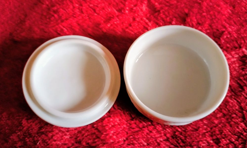 Małe puzderko, szkatułka. Ozdobne na biżuterię