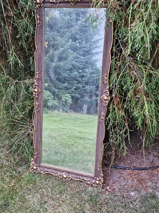 efektowne lustro w ozdobnej ramie