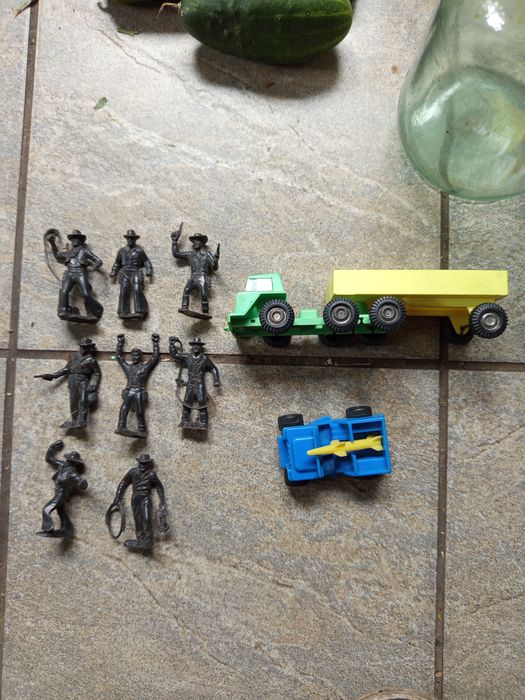 Продам солдатики ковбойцы.