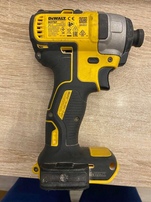 Zakrętarka udarowa DEWALT DCF787