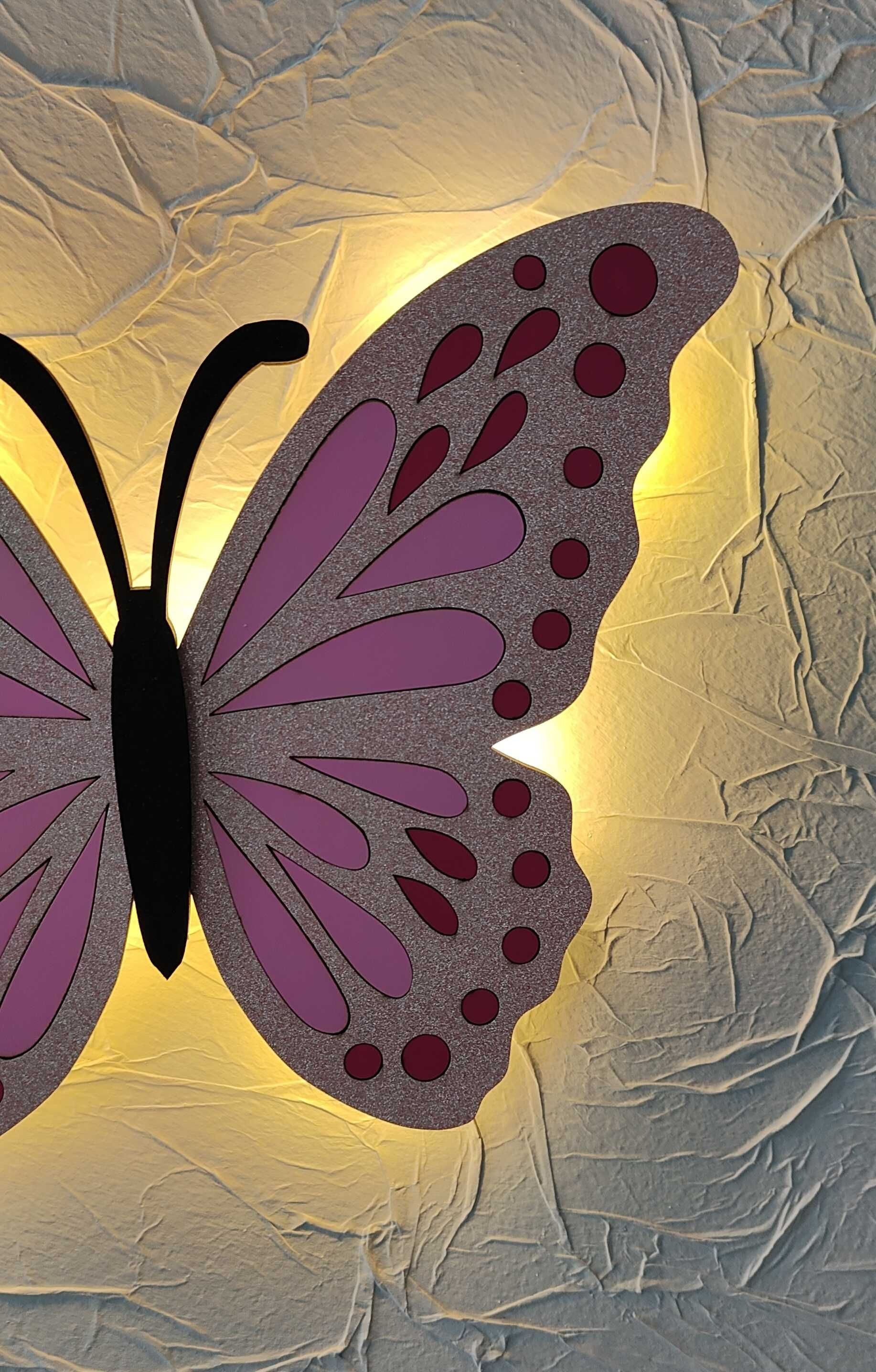 Lampka nocna brokatowy motyl siedzący na półksiężycu kolorowa piękna