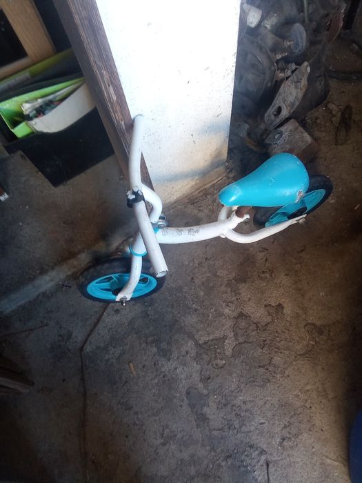 Duas bikes criança. Uma Chicco.