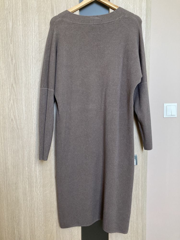 Sukienka tuba w kolorze taupe