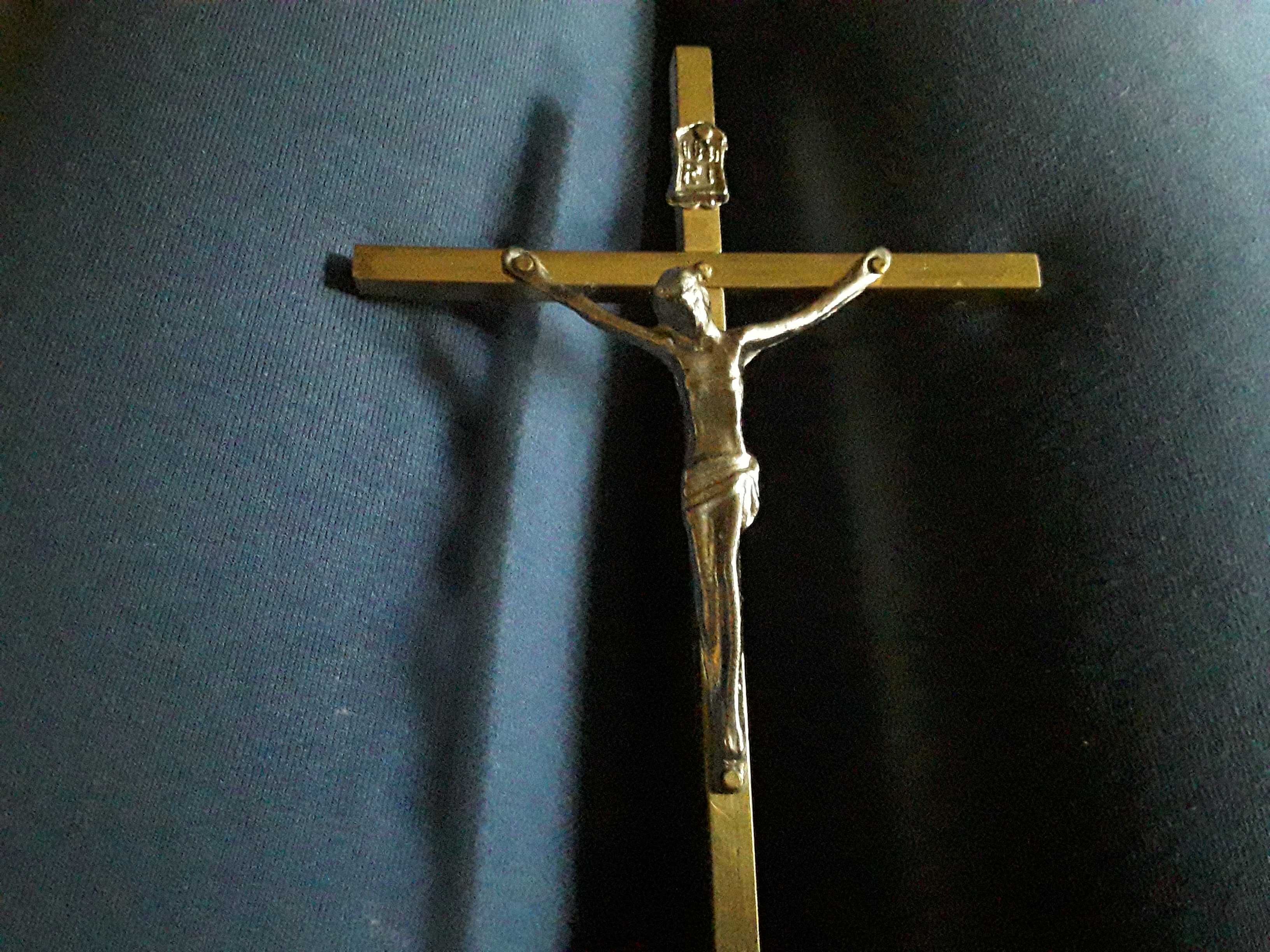 Krzyż stojący stał mosiężna złoty ołtarzowy minimalistyczny wys. 20 cm