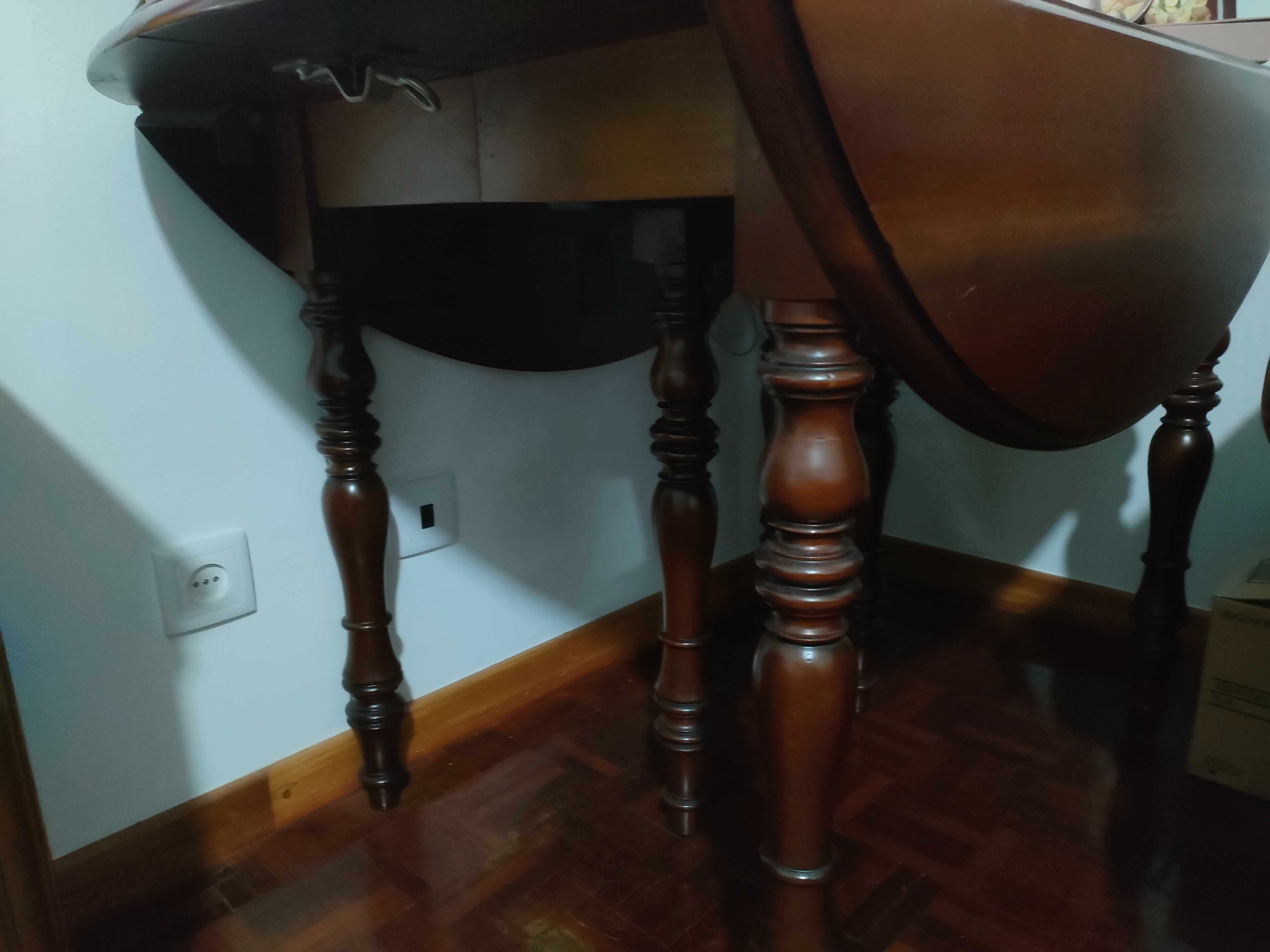 Mesa de cerejeira extensível, com abas