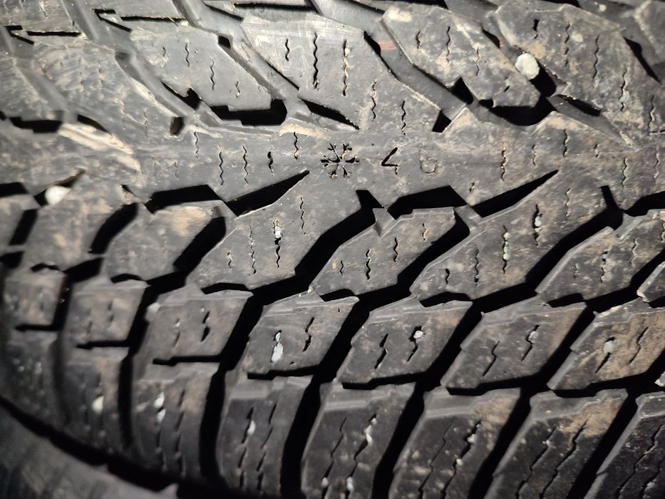 Шини Нокіан 215/55/17; гарний комплект зими та пара всесезонки , з ЄС