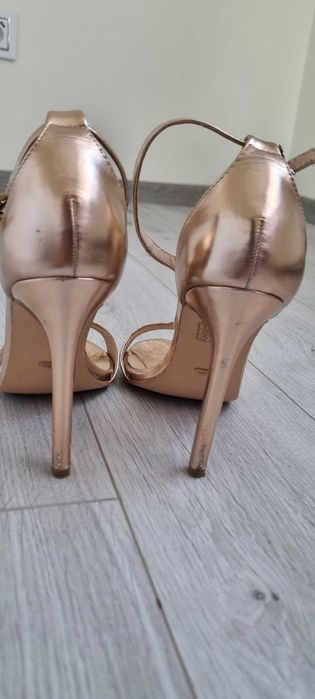 Eleganckie sandały na szpilce 38