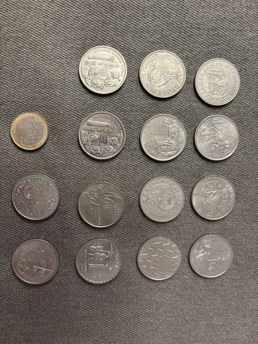 125 moedas de escudo: 200, 100, 50, 25, 5, 1 , 50 cent + 30 de paises