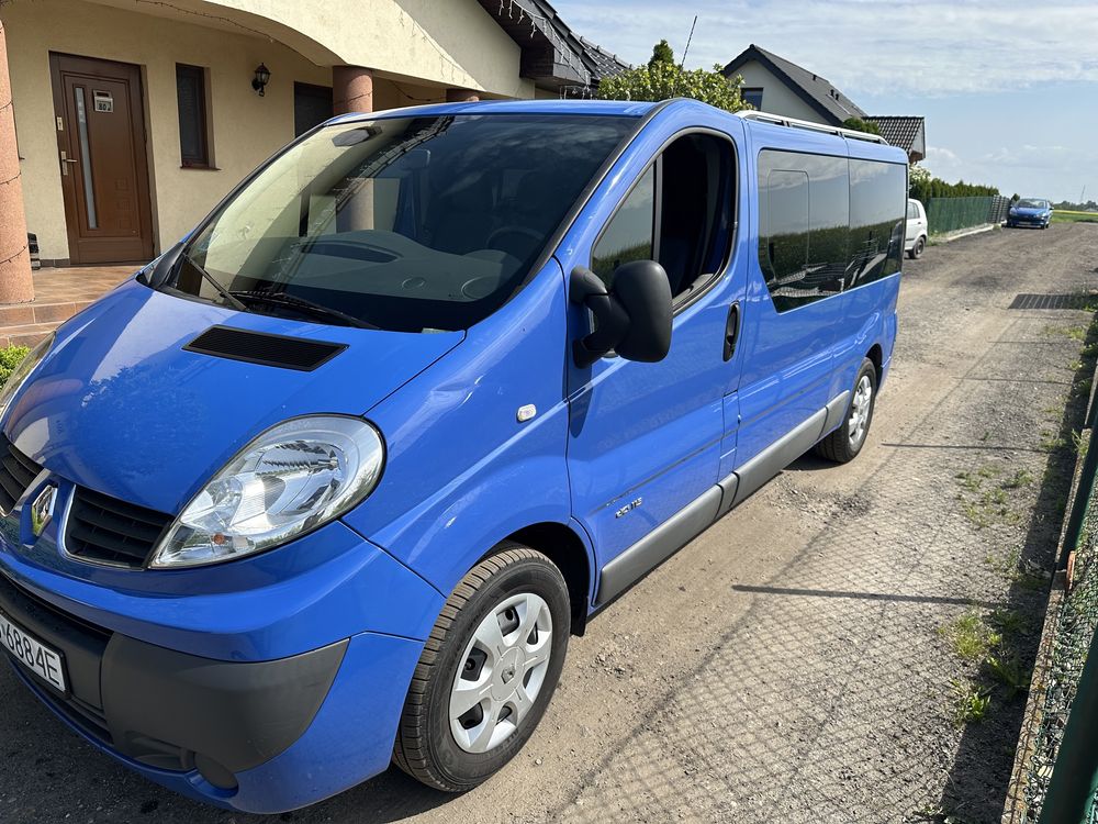 Wynajem bus Renault Trafic Long 9 osobowy