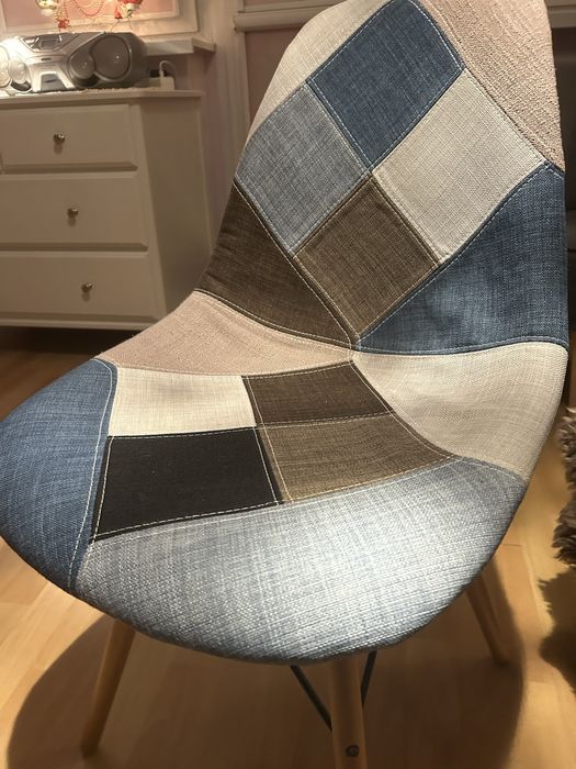 Krzesło materialowe w kratke