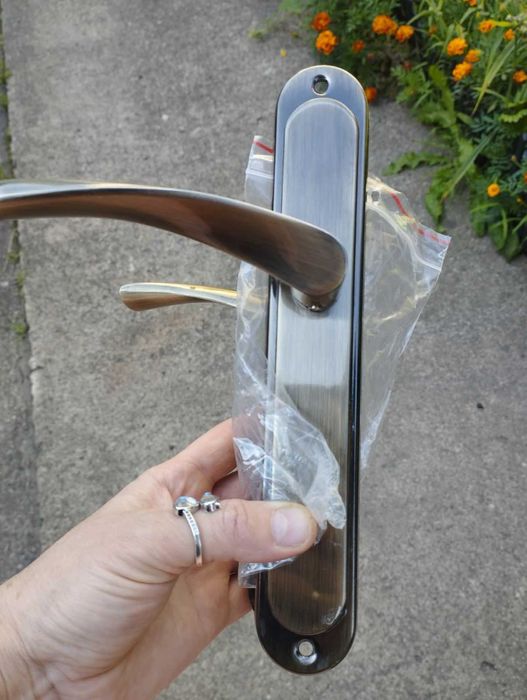 klamka do drzwi z szyldem