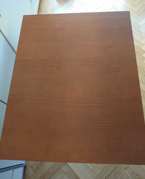 Stół biurko 90x70 cm z drewna i mat. drewnopodobnych.