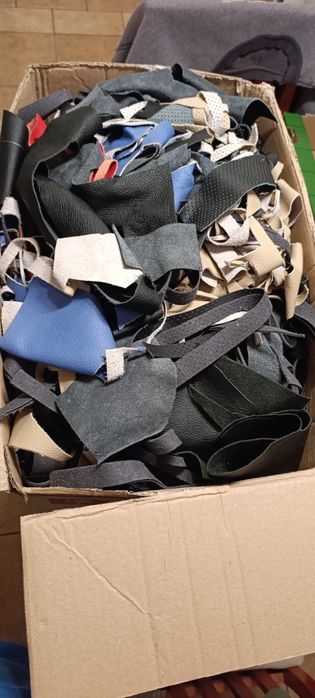 Ścinki skrawki skóry naturalnej w różnych kolorach