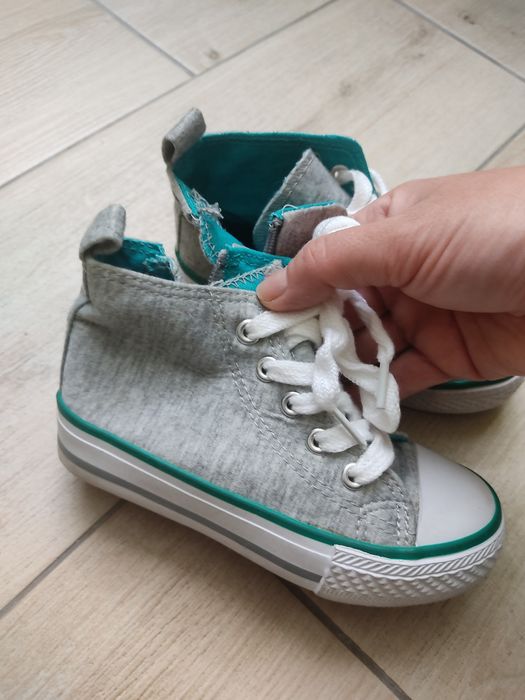 Кросівки хлопчик чи дівчинка 3-4 роки