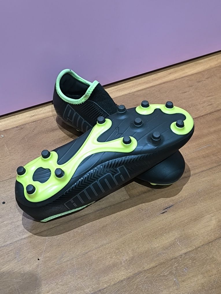 Chuteiras Puma Finesse Laceless FG semi-novas