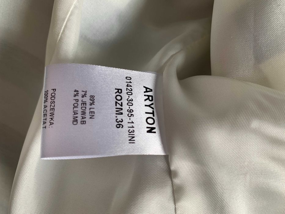 Żakiet damski firmy Aryton.