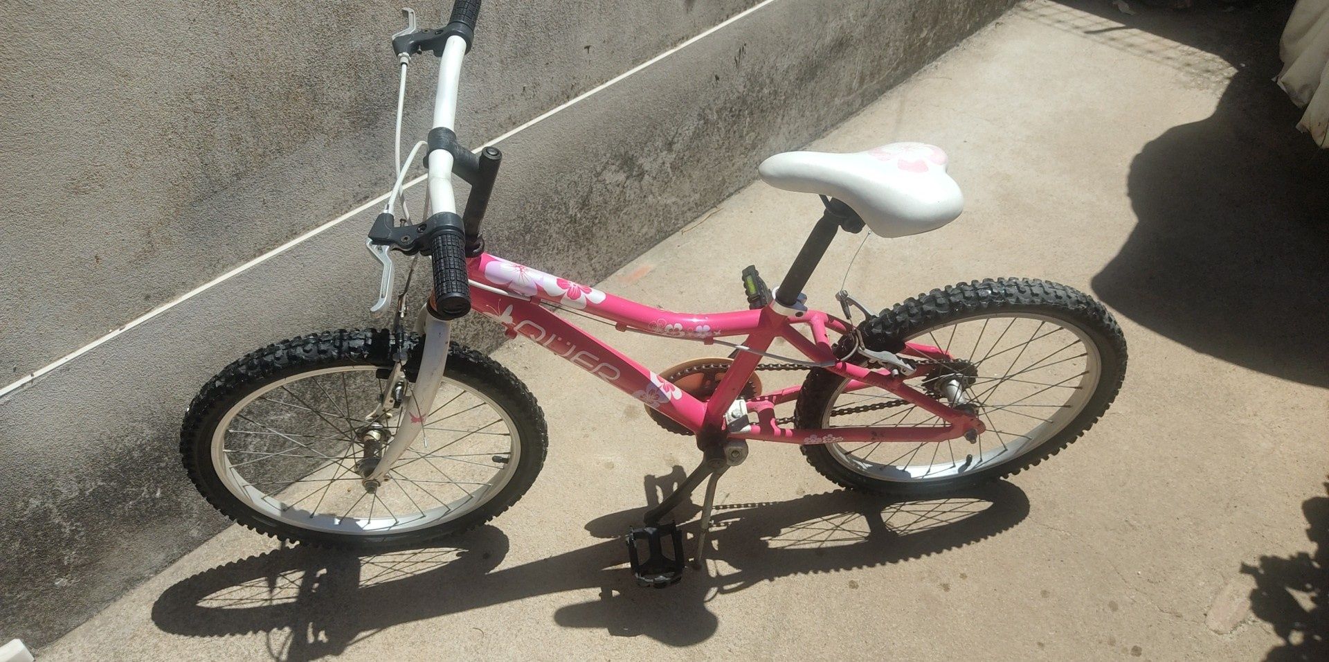 Bicicleta de menina com muito pouco uso