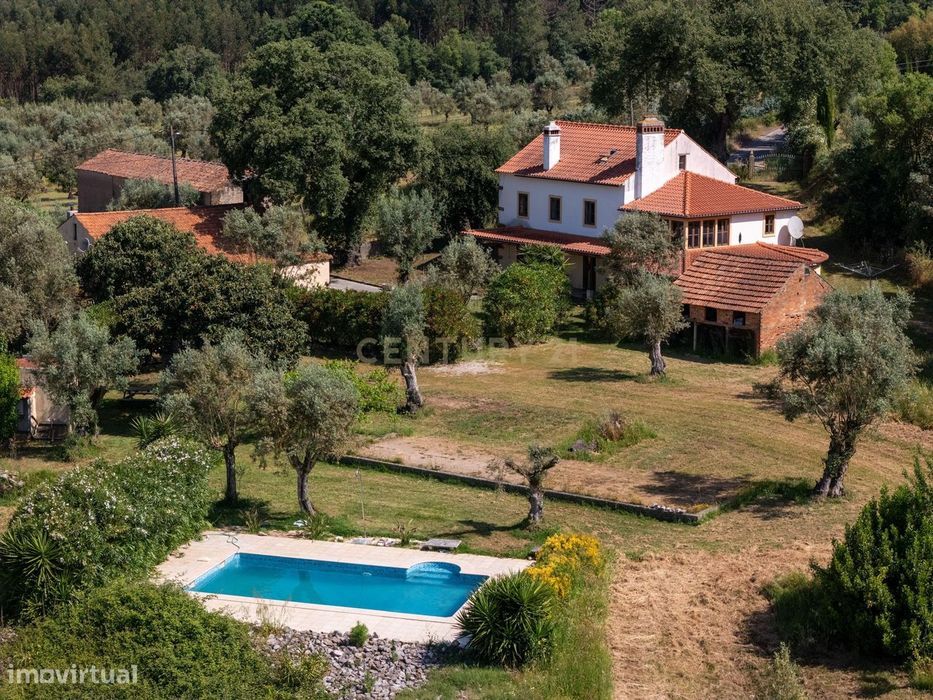 Quinta com 2,5 Hectares, Duas Casas e Muito Potencial