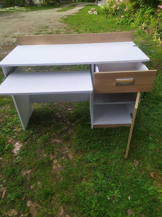 Sprzedam biurkow bardzo dobrym stanie.