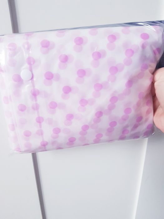 Nowy płaszcz przeciwdeszczowy damski z kapturem marki Sinsay.