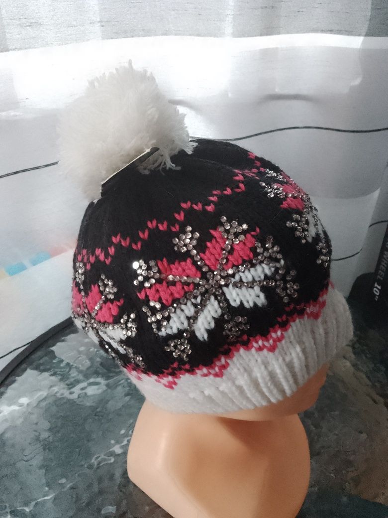 Nowa czapka z pomponem